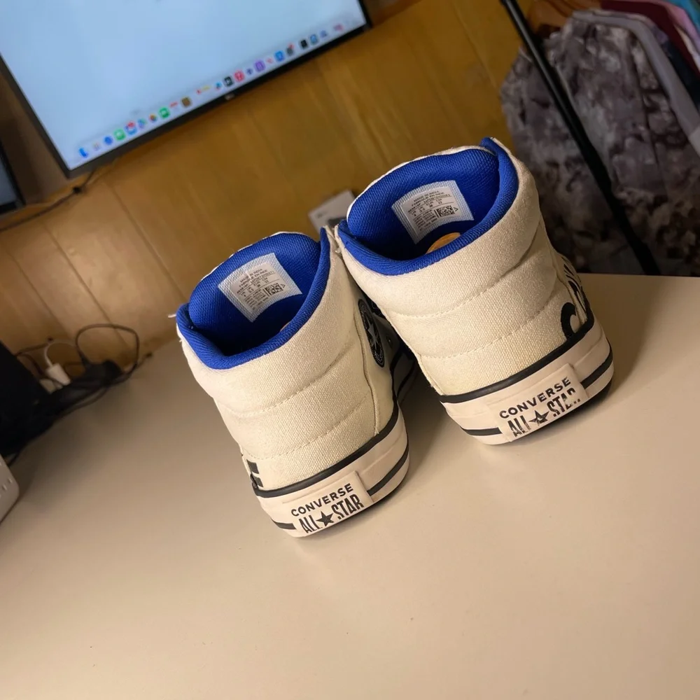 Kids Converse high top royal blue/white shoes